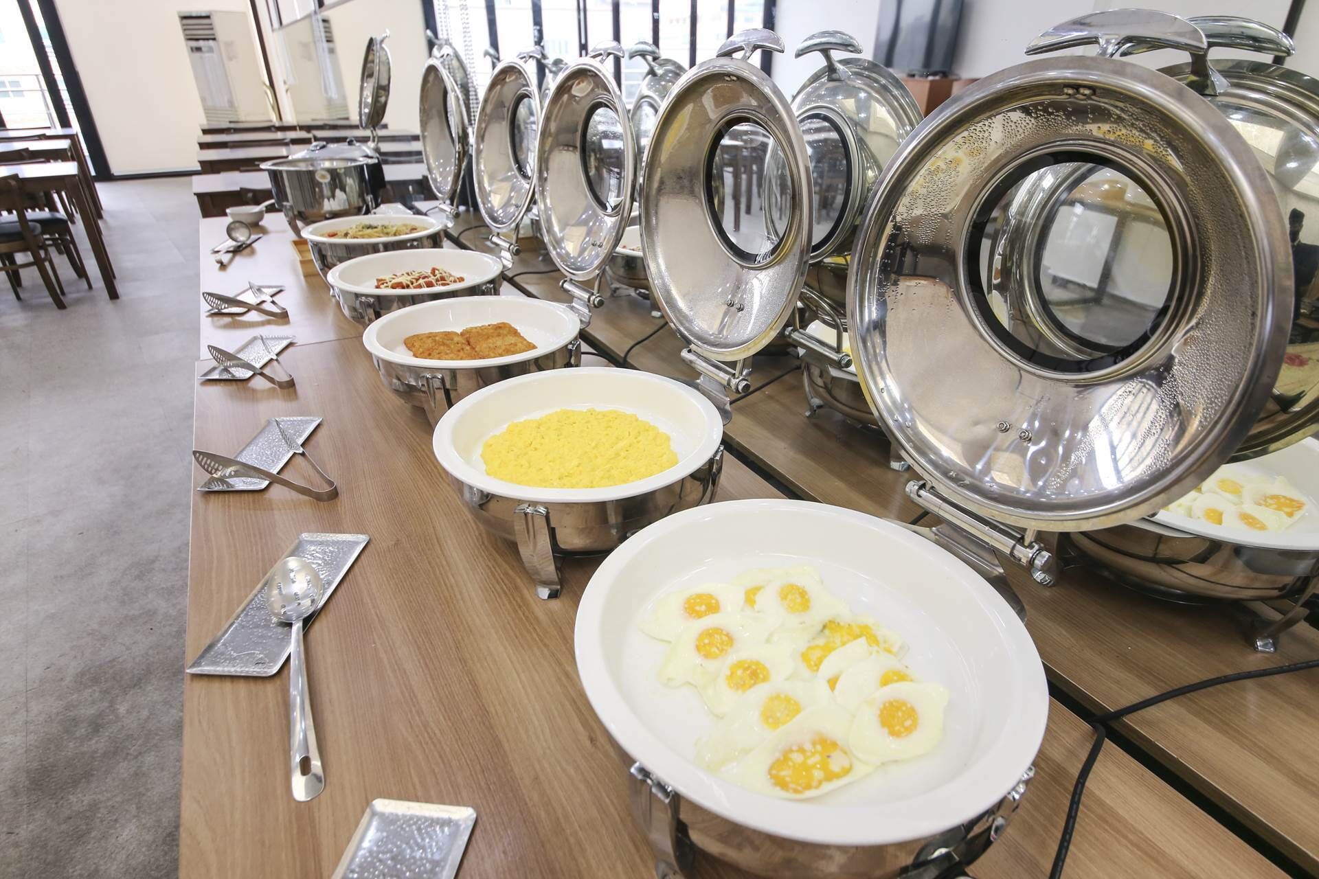 Daily buffet breakfast for a fee