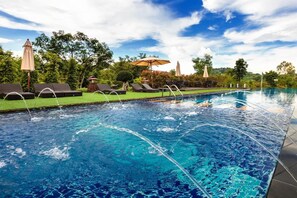 Outdoor pool, sun loungers - Phukumhom (Pak Chong)