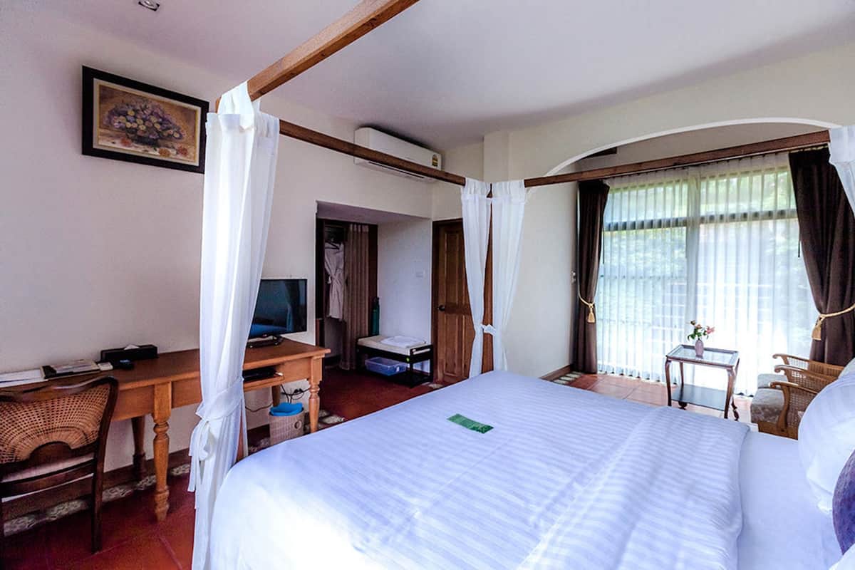 Deluxe balcony with bathtub | Een minibar met enkele gratis items, een kluis op de kamer, een bureau