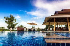 Outdoor pool, pool loungers - Phukumhom (Pak Chong)