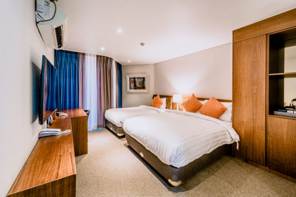 Blackout drapes, soundproofing, free WiFi, bed sheets