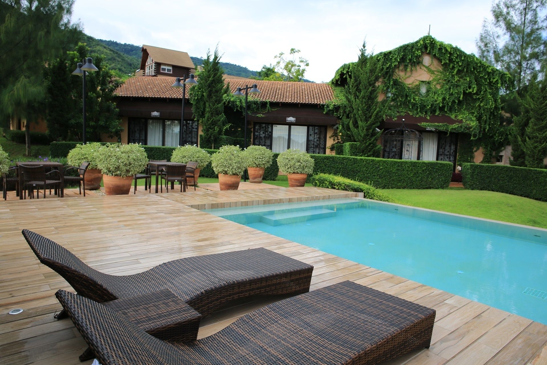 Una piscina al aire libre