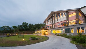 Front of property - evening/night - Sun Hola Villa (Datong)