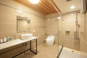 Habitación familiar | Baño | Regadera, amenidades de baño gratuitas, secadora de cabello, pantuflas 