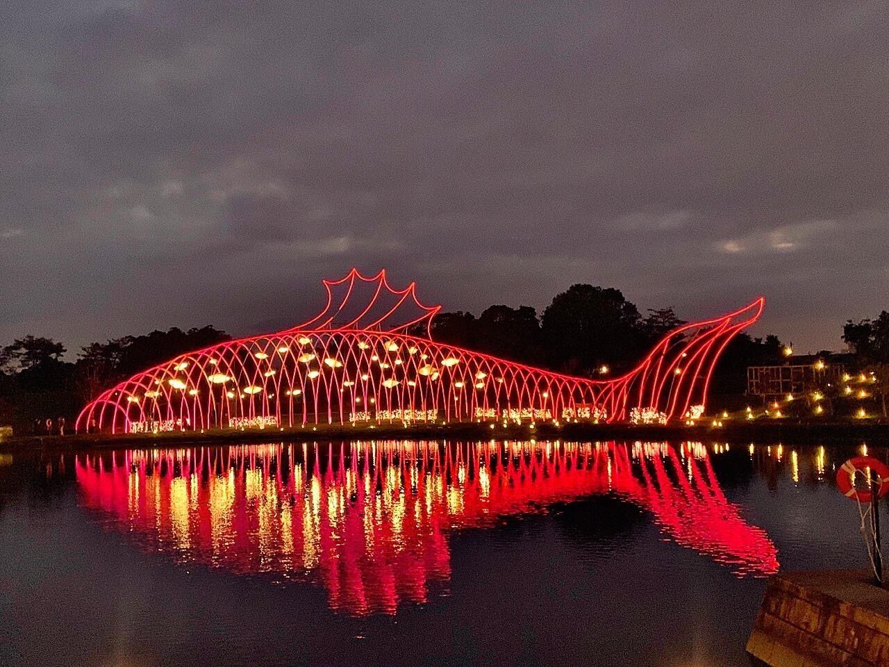 Un pont aux couleurs vives, doté d’un design original, dont le reflet se mire à la surface de l’eau.