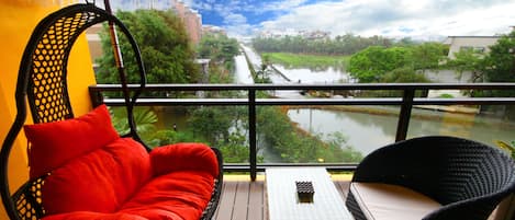Habitación doble Deluxe, vista al río | Balcón