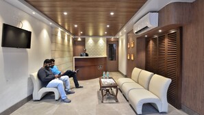 Lobby lounge - Hotel Aarya International (Mumbai)