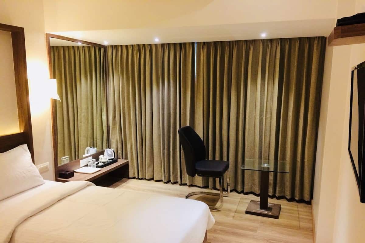 Deluxe Suite, 1 Bedroom | 1 bedroom, minibar, in-room safe, desk