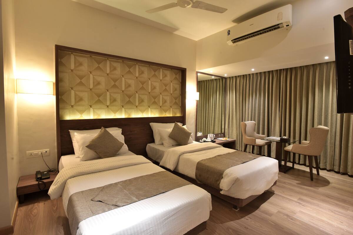 Executive Room, 1 Double Bed | 1 bedroom, minibar, in-room safe, desk