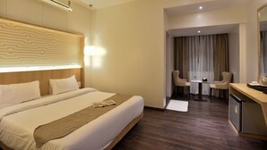 Executive Room, 1 Double Bed | 1 bedroom, minibar, in-room safe, desk - Hotel Aarya International (Mumbai)
