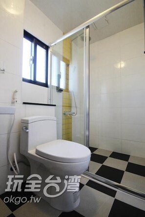 Bathroom - Fish House Hostel (Wujie)