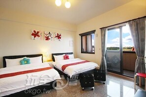 Desk, soundproofing, free WiFi, bed sheets - Fish House Hostel (Wujie)