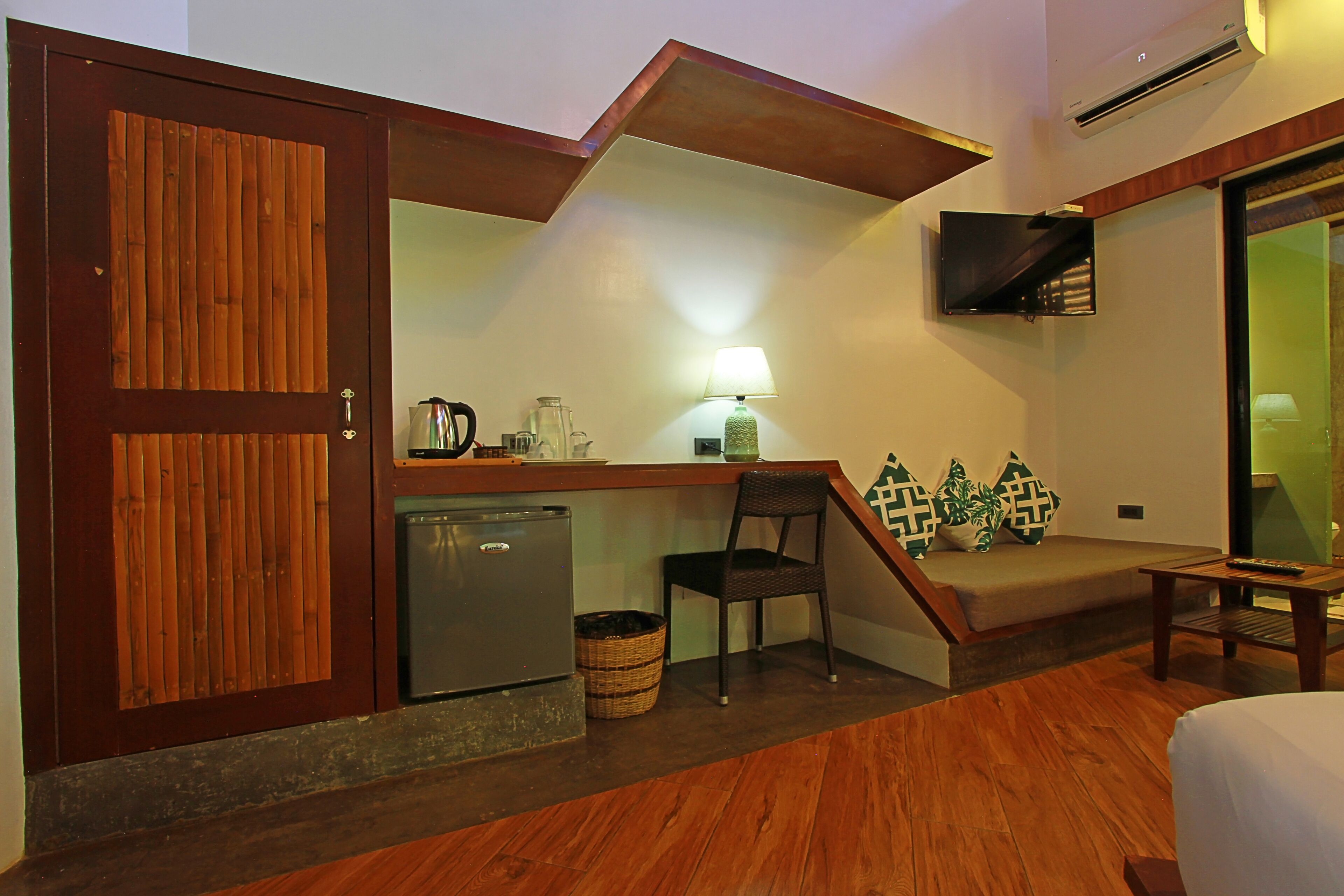 deluxe double room, 1 queen bed, private bathroom, resort view | living area | 42-inch flat-screen tv with cable channels