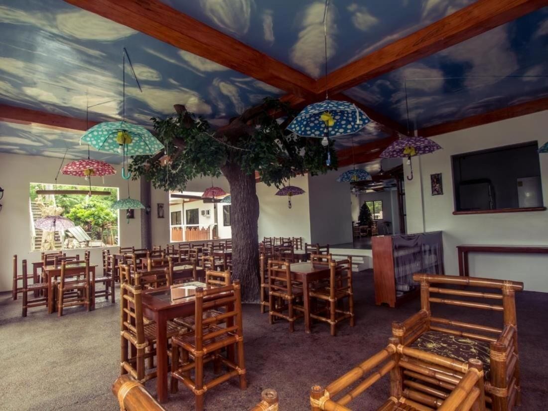 breakfast, lunch, dinner served; american cuisine