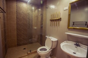 Camera Standard, 1 letto queen, vista oceano parziale | Bagno | Doccia, soffione a pioggia, asciugacapelli, asciugamani