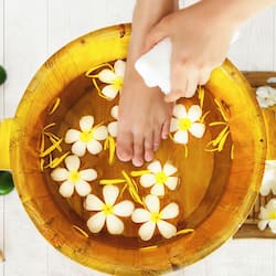 Couples treatment rooms, sauna, hot tub, steam room, body treatments