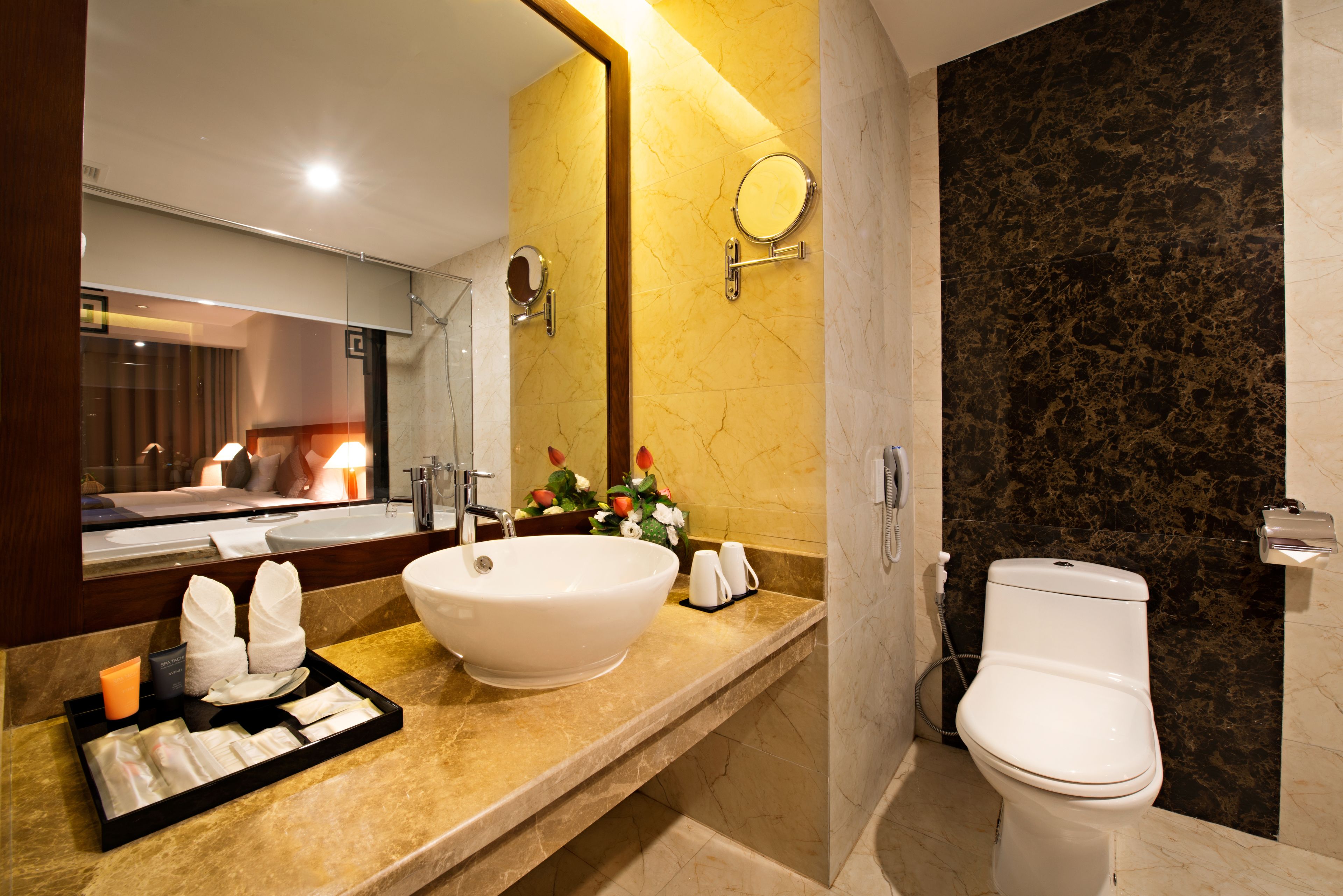 deluxe twin room, sea view | bathroom | combined shower/bathtub, hydromassage showerhead, free toiletries