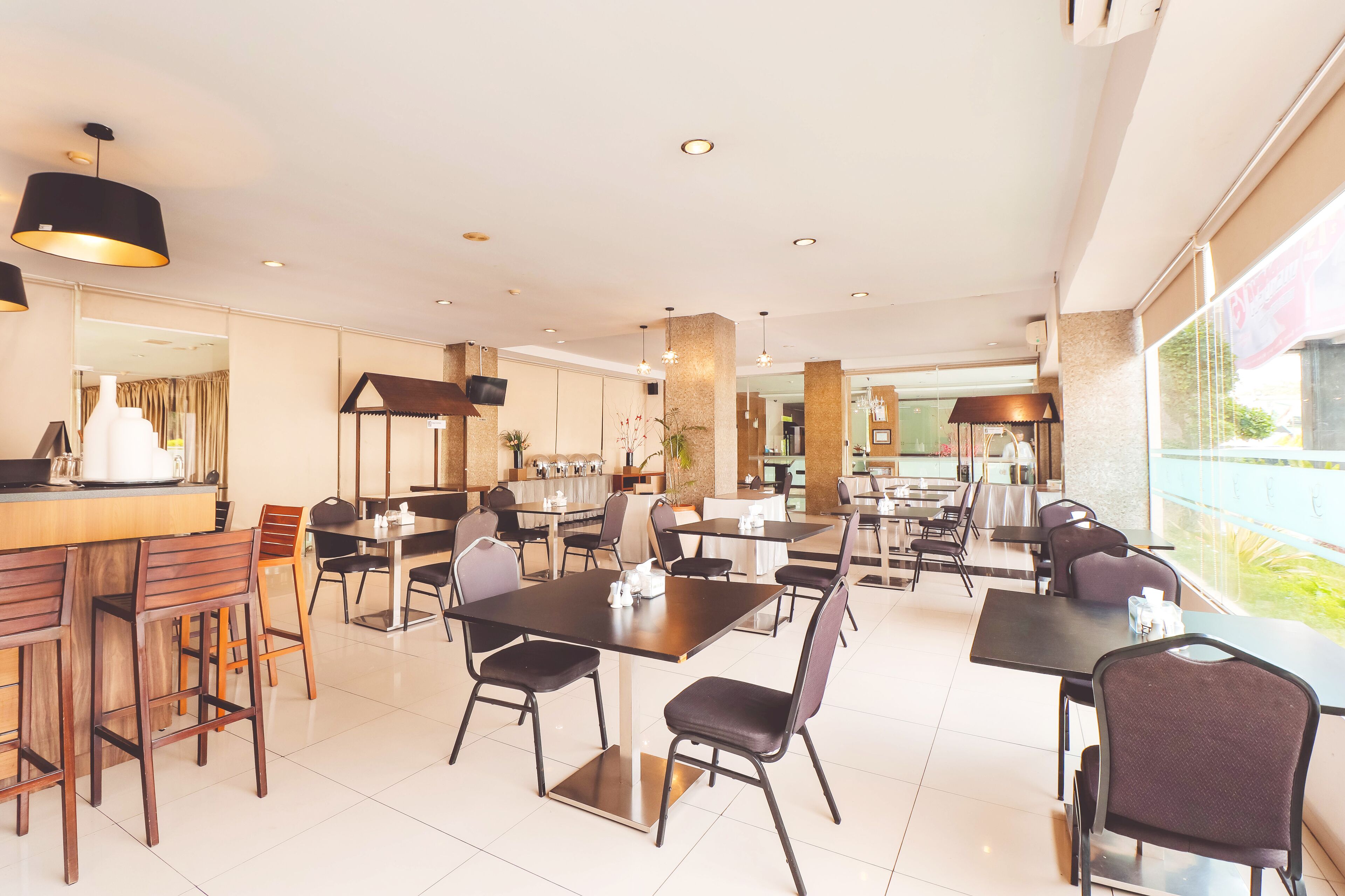 Se sirven desayunos, almuerzos y cenas; cocina indonesia