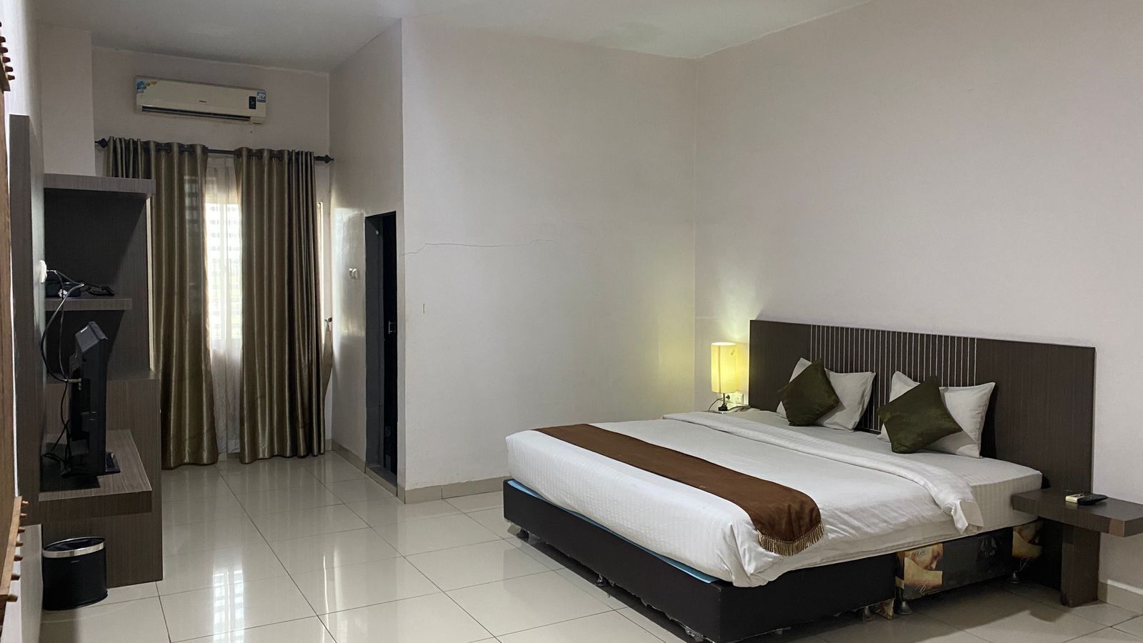 Desk, free WiFi, bed sheets