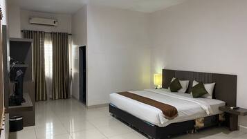 Desk, free WiFi, bed sheets