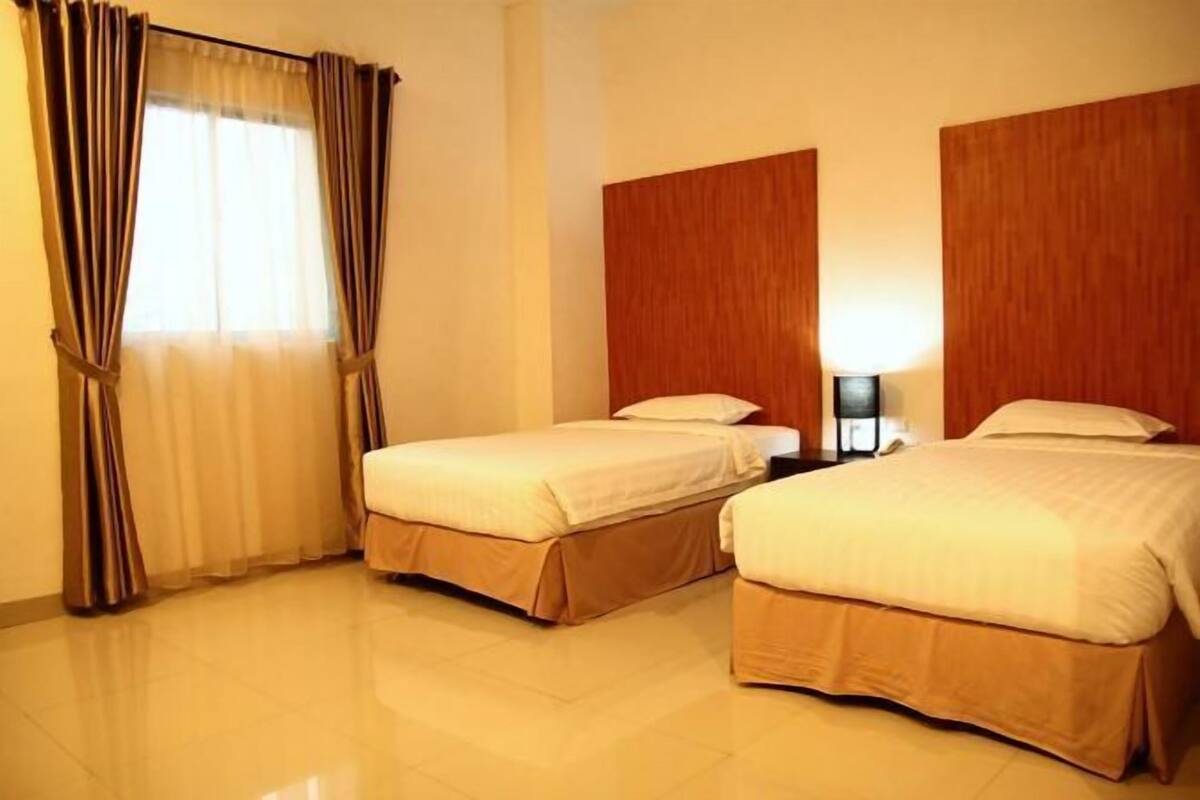 Desk, WiFi (free), bed sheets