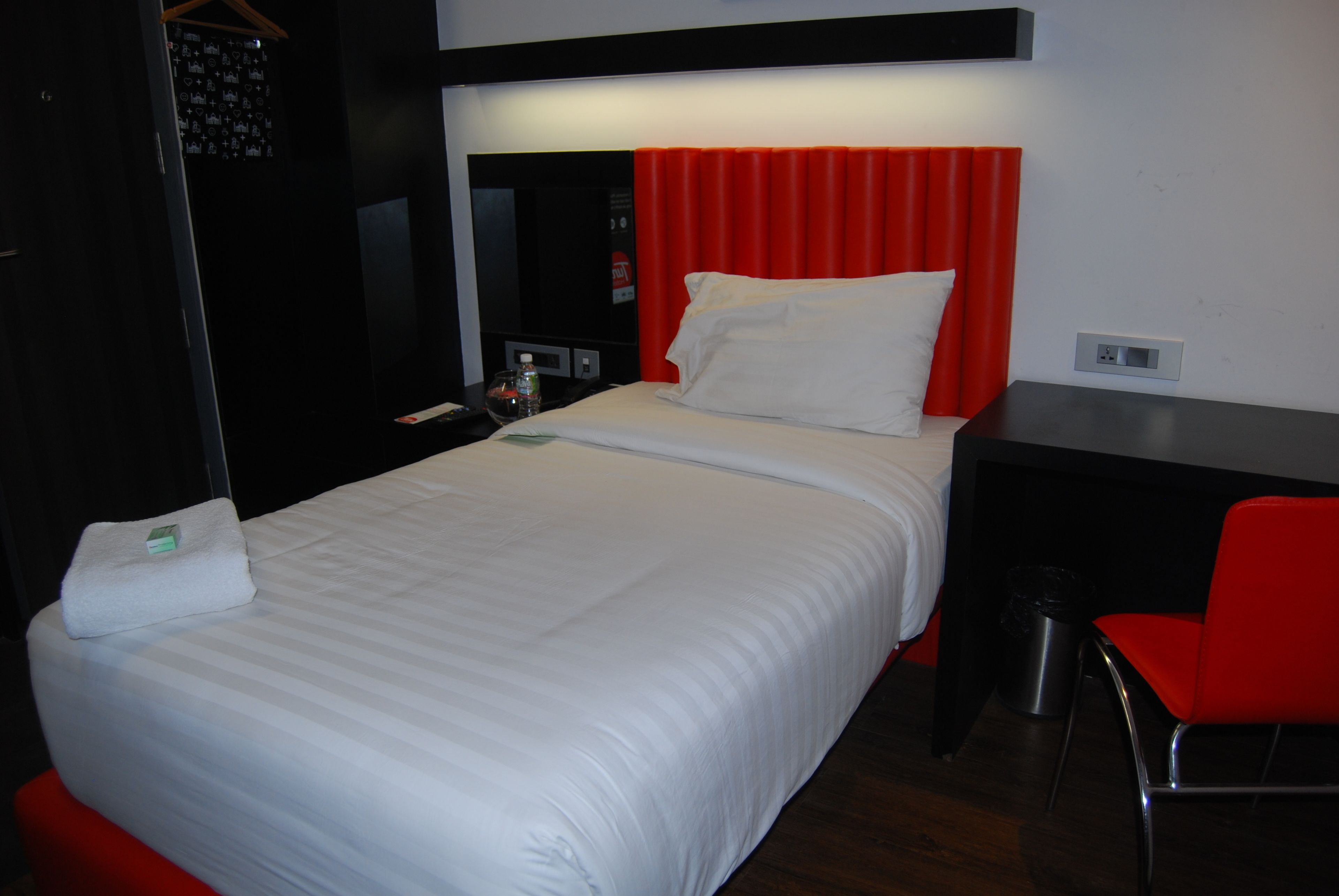 mango cozy | premium bedding, in-room safe, desk, soundproofing