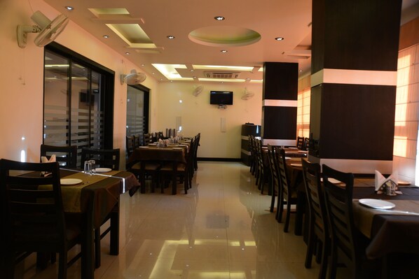 Breakfast, lunch, dinner served; Indian cuisine