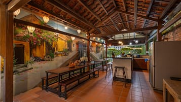 Tủ lạnh, dụng cụ nấu nướng/bát dĩa/dao nĩa