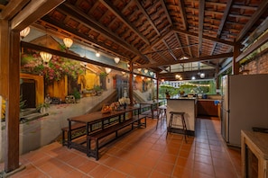 Refrigerador con congelador y utensilios de cocina