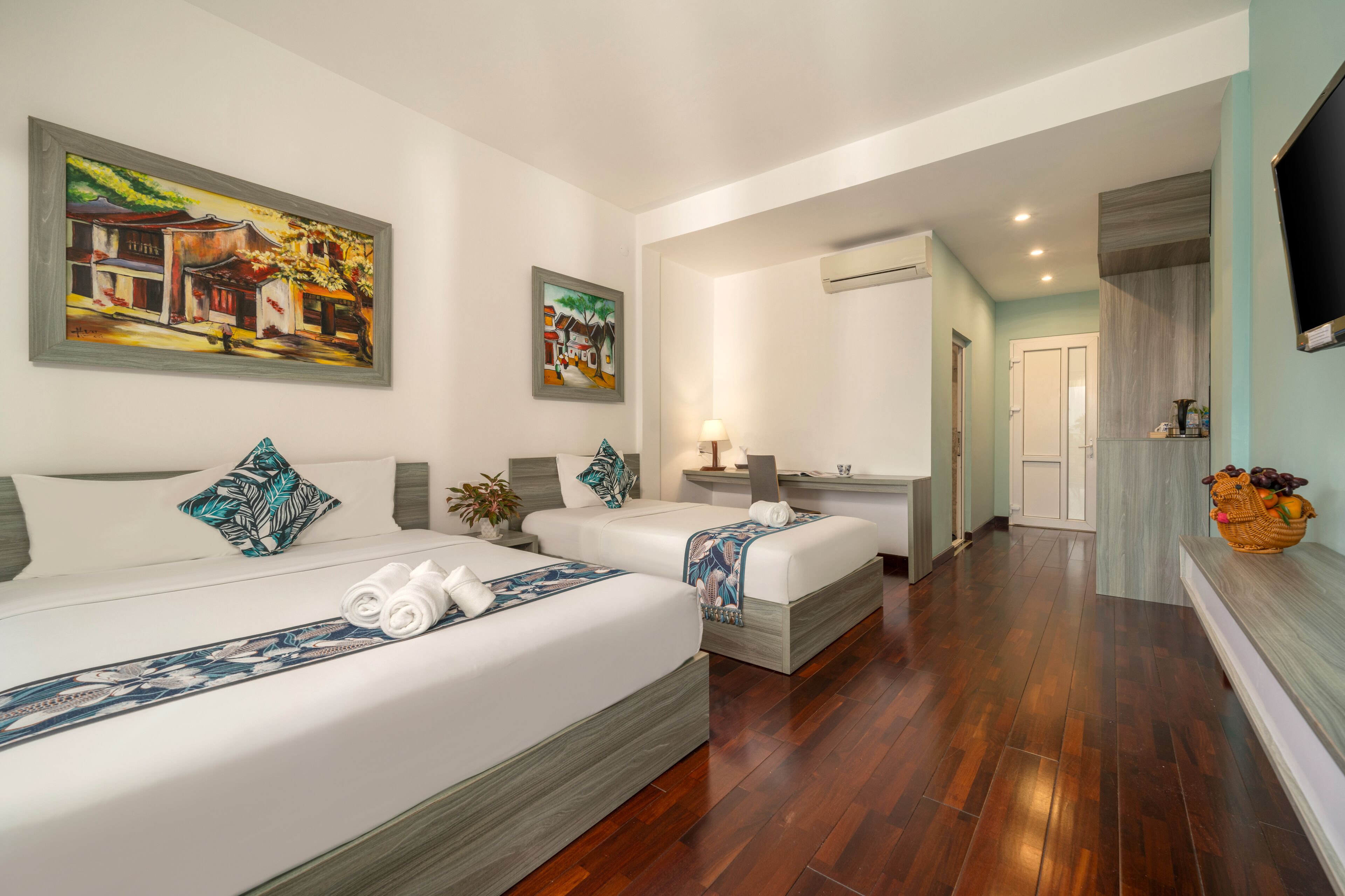 8 bedrooms, premium bedding, minibar, in-room safe