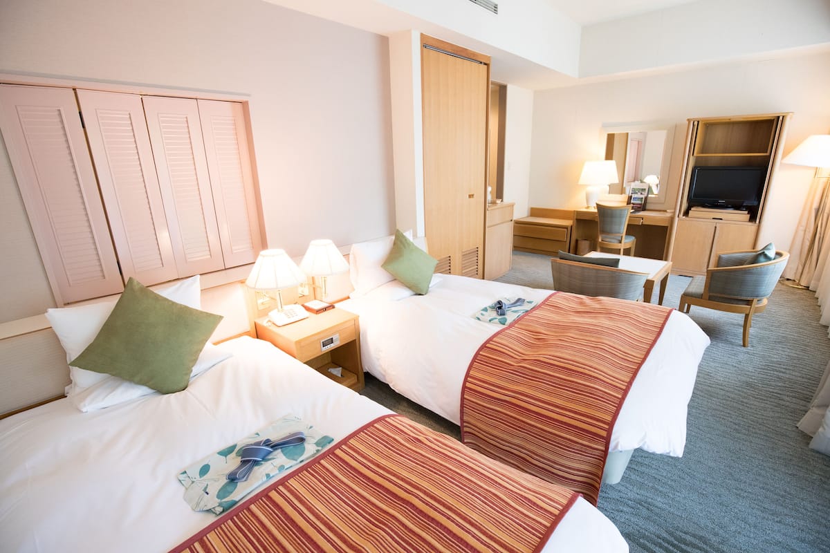 Economy Twin Room, 1 Bedroom, Balcony, Mountain View | In-room safe, desk, free WiFi, bed sheets