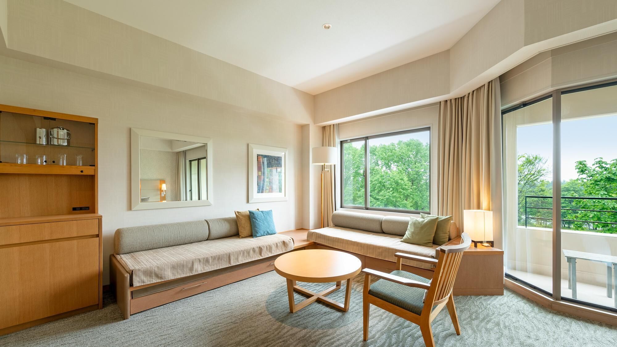 living area | flat-screen tv