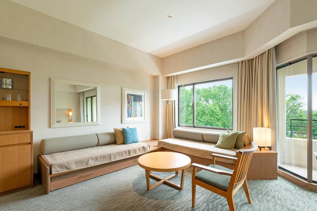 living area | flat-screen tv