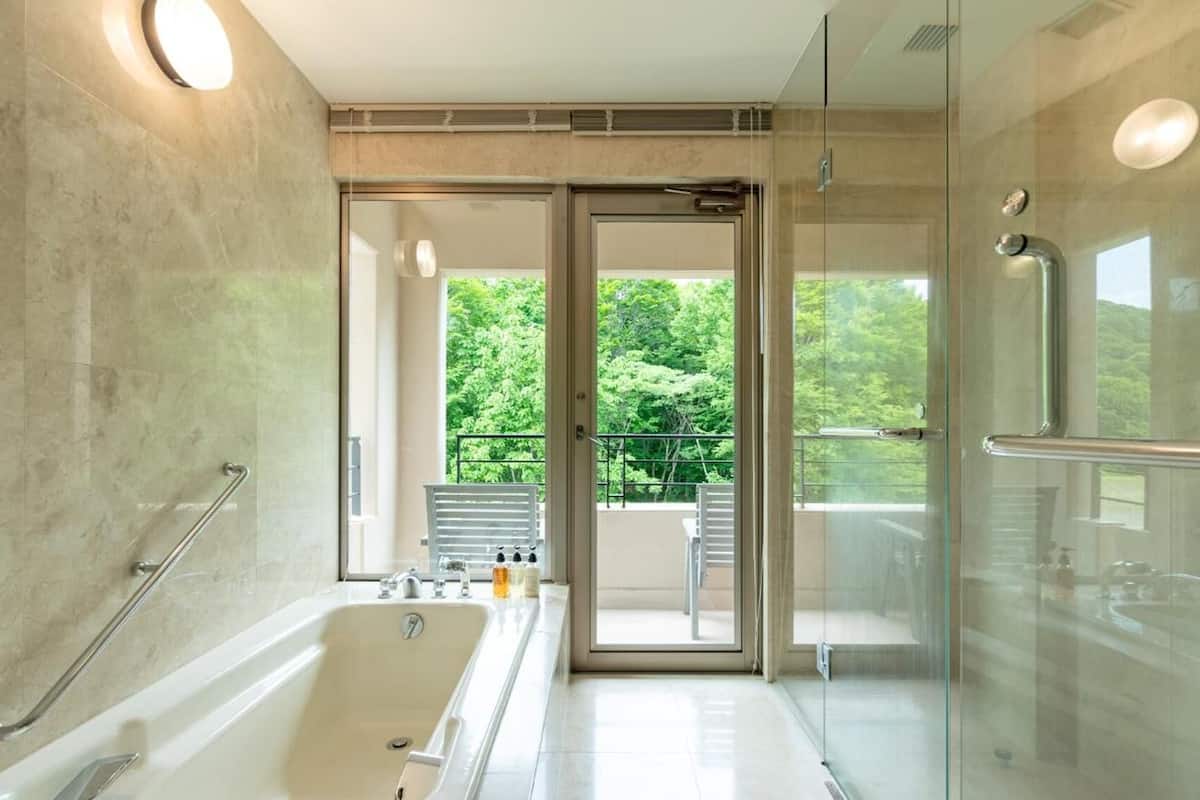 combined shower/bathtub, free toiletries, hair dryer, bathrobes