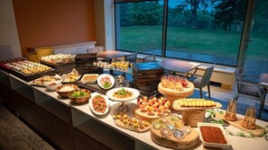 3 restaurants, breakfast, lunch, dinner served; Japanese cuisine 