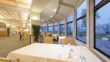 3 restaurants, breakfast, lunch, dinner served; Japanese cuisine