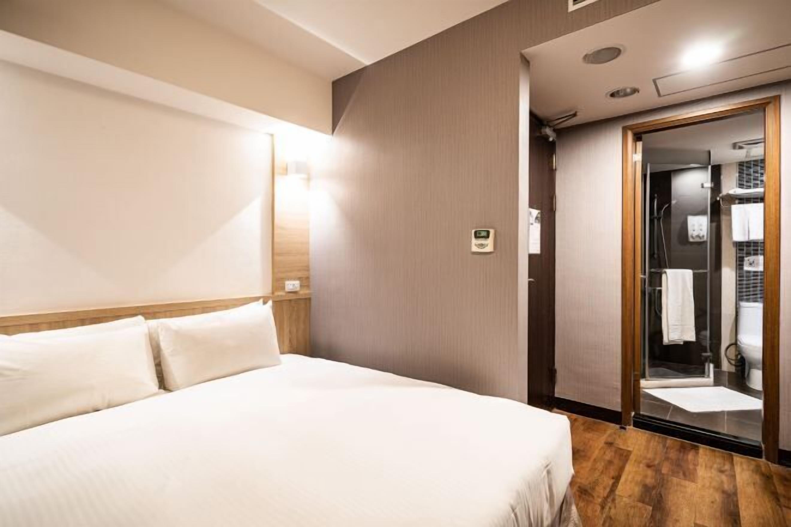 デスク、WiFi (無料)、ベッドシーツ