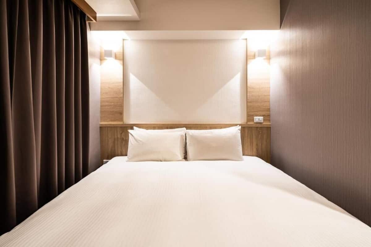 Business Double Room | Desk, free WiFi, bed sheets