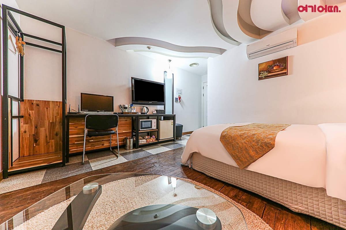 Single Room (Included Breakfast for 1, Surcharge for 2 on the spot) | Premium bedding, down comforters, free minibar, individually decorated