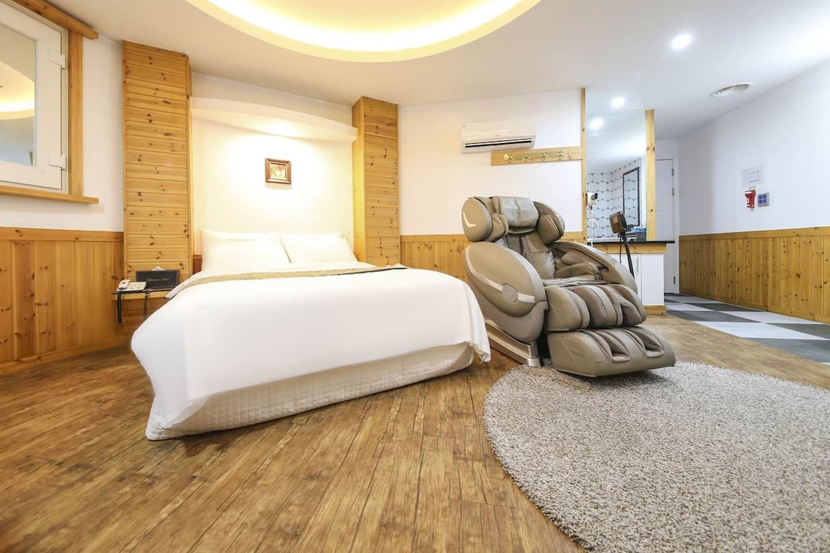 Suite | Premium bedding, down comforters, free minibar, individually decorated
