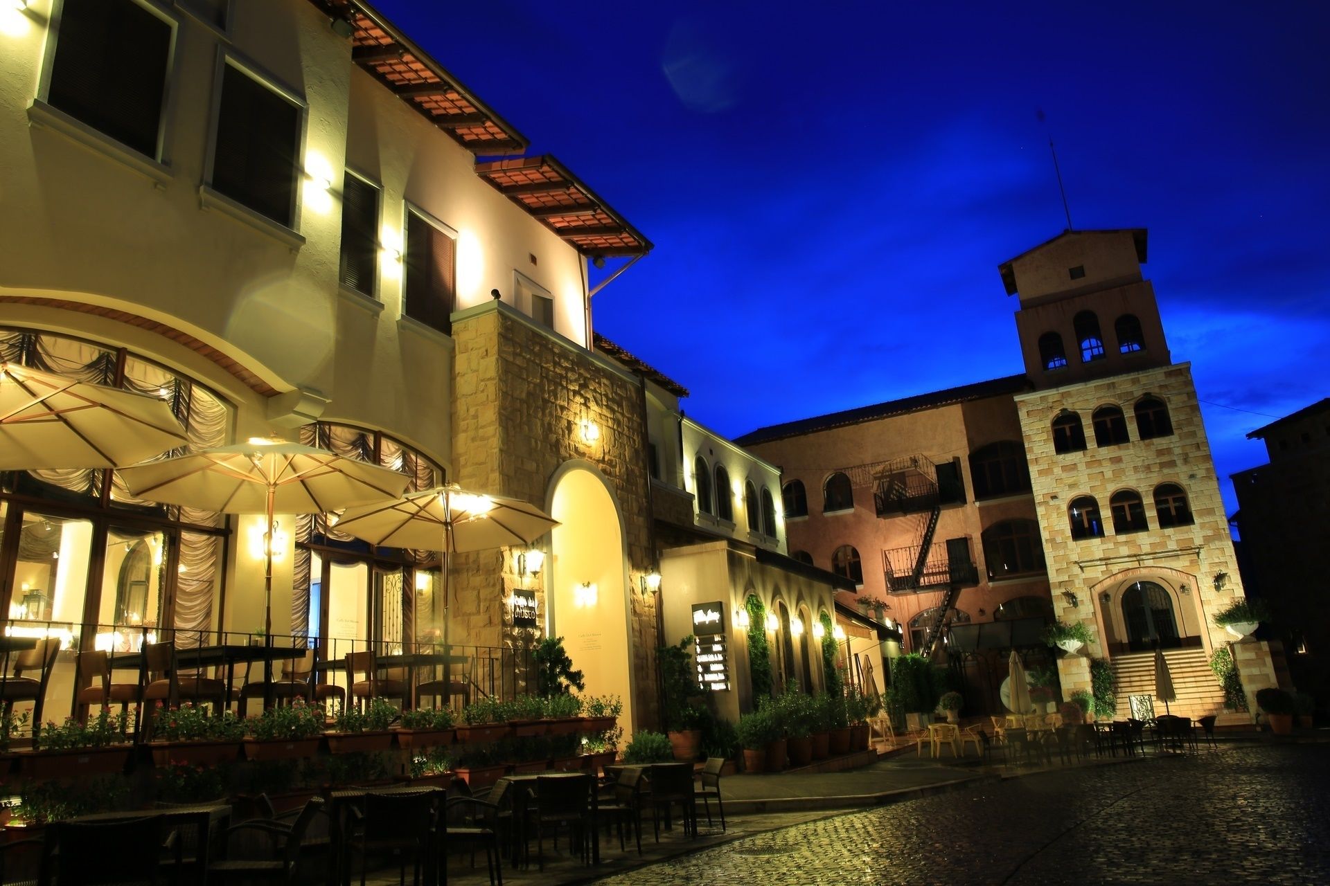 breakfast, lunch, dinner served; italian cuisine