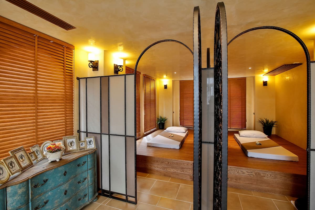 hot tub, steam room, body treatments, aromatherapy, swedish massages