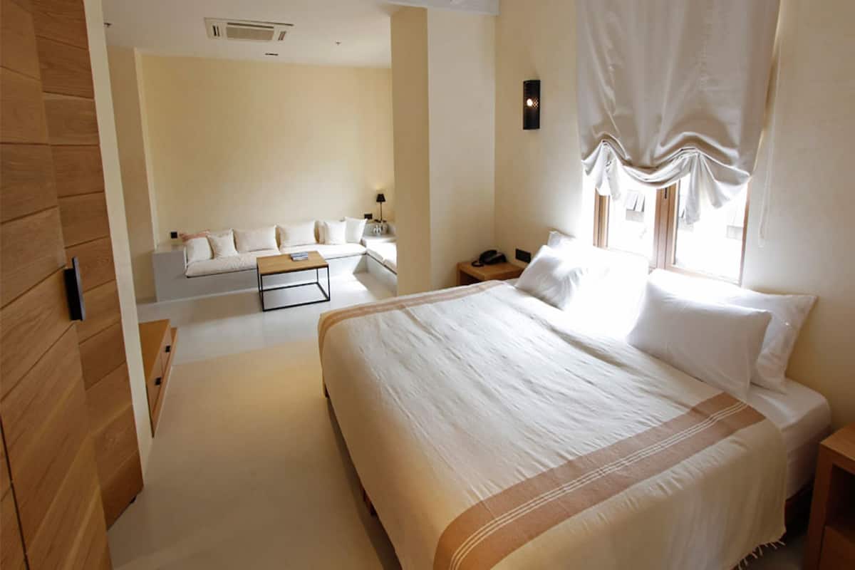 Free minibar, in-room safe, desk, free cribs/infant beds