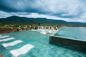 Outdoor pool, sun loungers - Town Square Suites by Toscana Valley (Pak Chong)