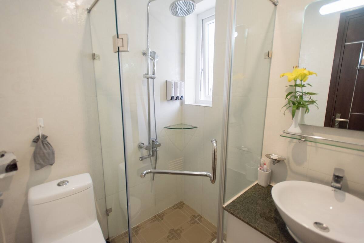 Chambre Deluxe avec lits jumeaux (Window) | Salle de bain | Douche, articles de toilette (gratuits), séchoir à cheveux, peignoirs