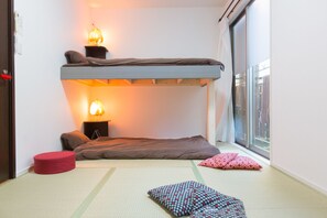 Traditionele vierpersoonskamer (Check-in by 7pm) | Een strijkplank/strijkijzer, extra bedden, gratis wifi