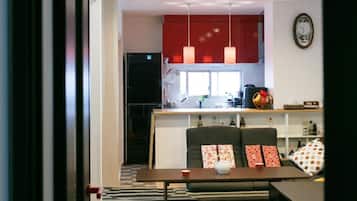 Full-size fridge, microwave, stovetop, toaster