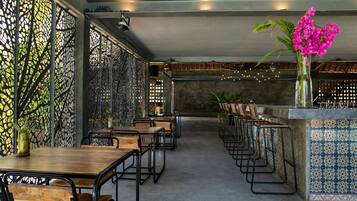 Breakfast, lunch, dinner served; international cuisine