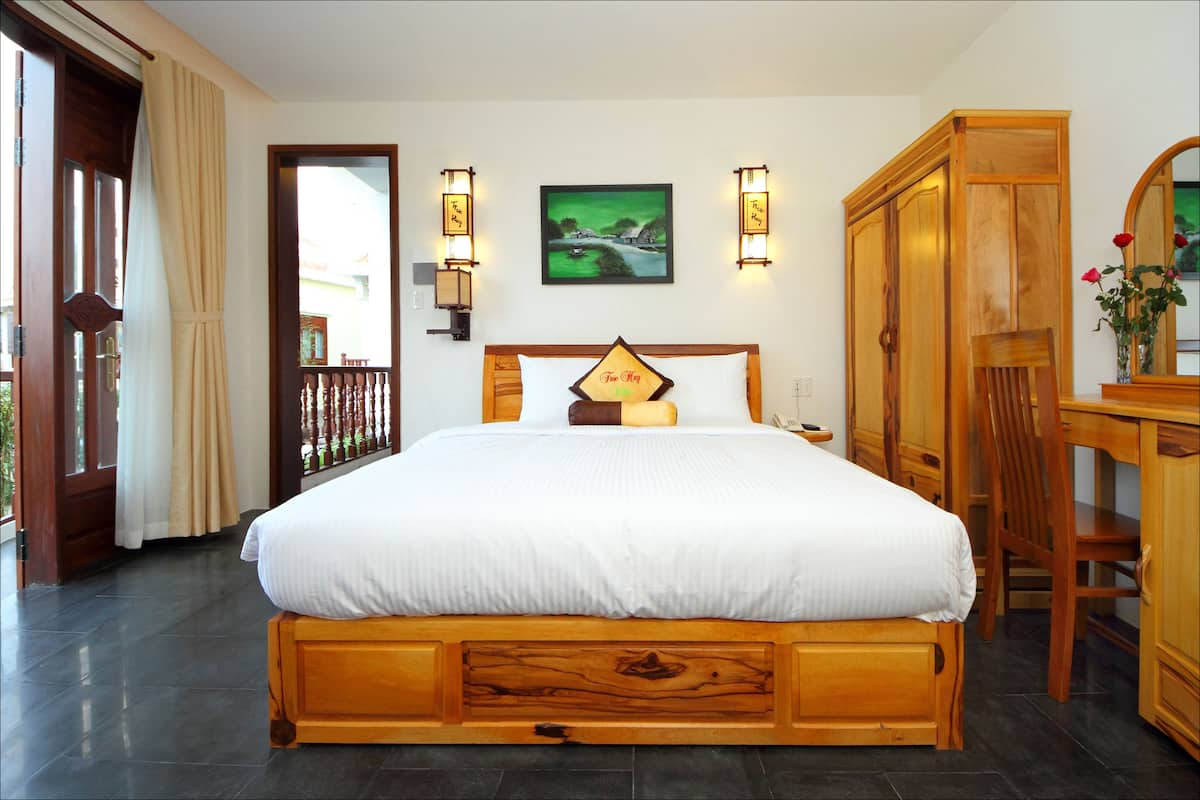 Deluxe Room, Garden View | Living room