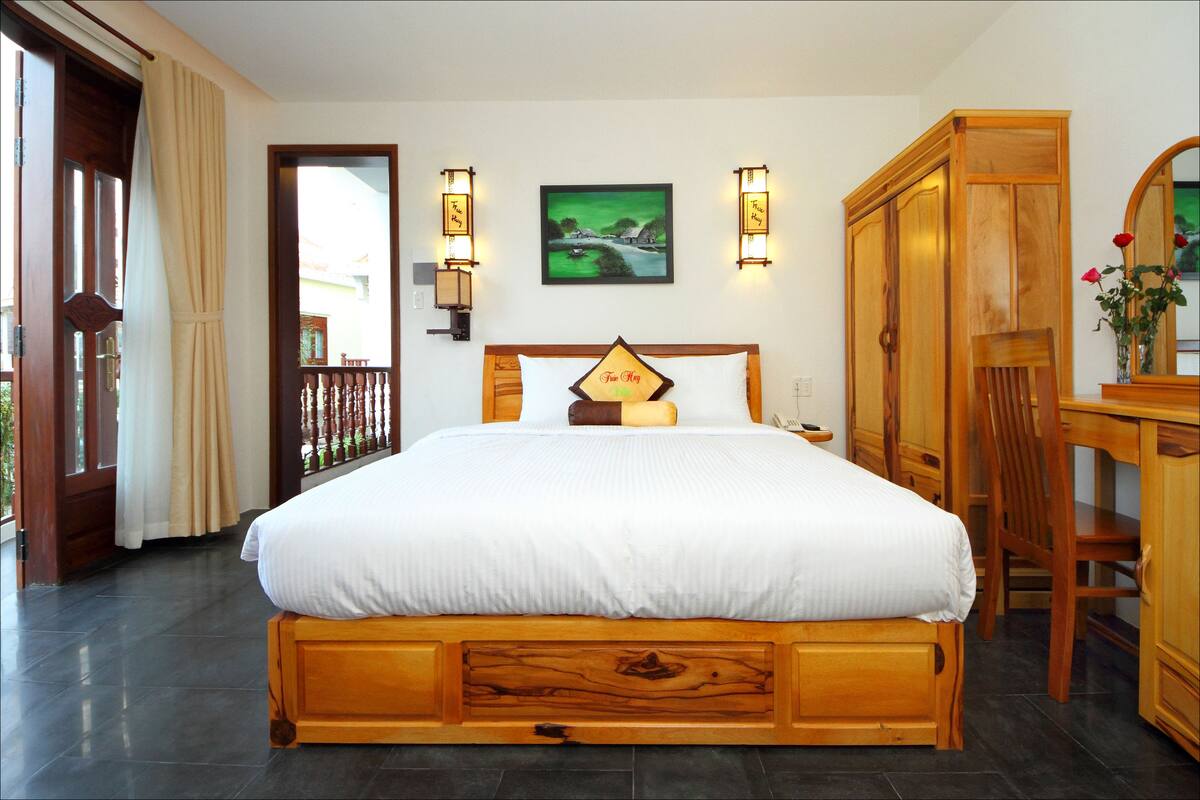 Deluxe Room, Garden View | Living room | 30-inch flat-screen TV with cable channels, TV